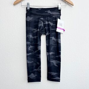NWT Athleta Girl Chit Chat Capri Leggings Size Small / 7 Girls Camo Print Black